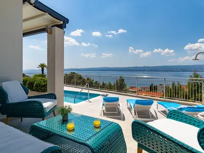 Sonnendeck mit 6 Liegestühlen, Außendusche und Loungebereich