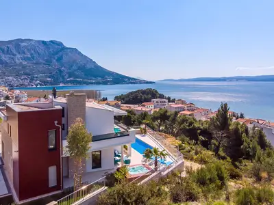 Der Außenbereich bietet einen atemberaubenden Panoramablick auf das Meer und die Insel Brač