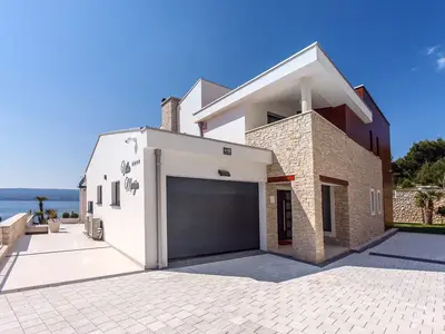 Eingezäuntes Grundstück mit Garage und Parkplatz (kostenlos)
