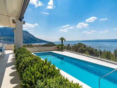 Ein beheizter privater Swimmingpool (10 x 3 m) mit Gegenstrom-Schwimmprogramm und Hydromassage