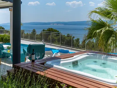Atemberaubender Panoramablick auf das Meer vom gesamten Anwesen