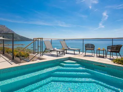 Ein Whirlpool und ein Lounge-Sitzbereich auf dem Dach bieten Ihnen die einzigartige Möglichkeit, die Aussicht zu genießen