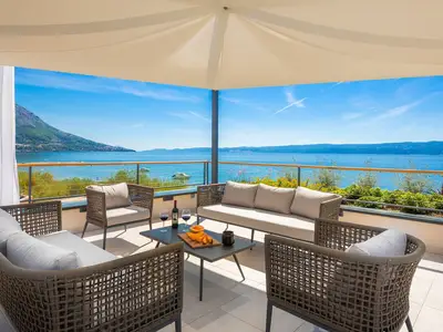 Dachterrasse mit Lounge-Sitzbereich und Whirlpool mit freiem Blick auf die Adria