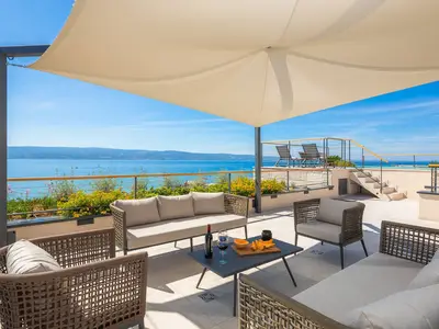 Dachterrasse mit Lounge-Sitzbereich und Whirlpool mit freiem Blick auf die Adria