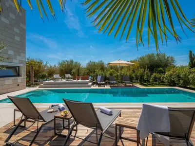 Privater Außenpool 12m x 5m am Sandstrand gelegen