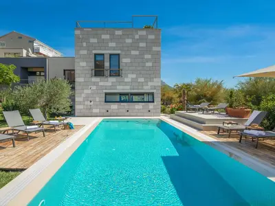 Privater Außenpool 12m x 5m am Sandstrand gelegen