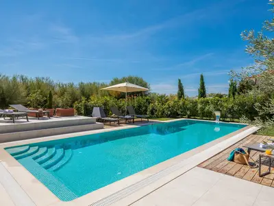 Einzigartige Lage am Sandstrand mit privatem, mit mediterranen Pflanzen eingezäunten Pool