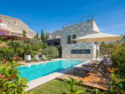 Kommen Sie und genießen Sie den beheizten, 54 m2 großen Privatpool mit großzügigem Sonnendeck