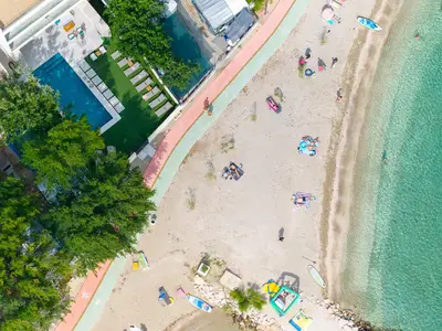 Perfekte Lage – direkt am Sandstrand gelegen