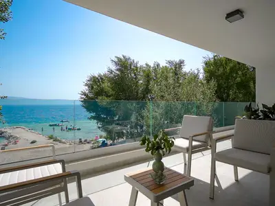 Ein komfortabler Balkon mit atemberaubendem Meer- und Strandblick