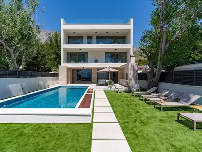 Privater beheizter 40 m2 großer Pool mit integriertem Hydromassagesystem
