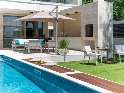 Eine Sommerküche mit traditionellem Grill, Lounge-Ecke