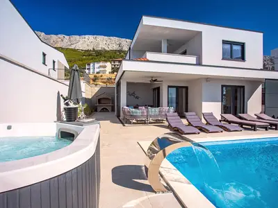 Der Außenbereich bietet - privaten Pool 8x4m, einen Whirlpool und 8 Liegesteuhle