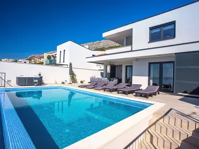 Privater, beheizter, 32 m2 großer Pool, Whirlpool und Tischtennis daneben