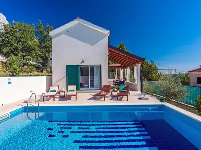 Meerblick Villa Lemaro, eine Villa mit 2 Schlafzimmern und 28 m2 privatem Pool in Krilo Jesenice