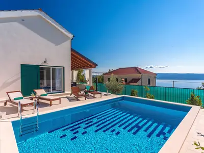 Privater 28 m2 großer Pool (7 x 4 m), 4 Liegestühle und 2 Sonnenschirme