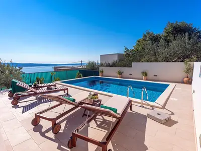 Privater 28 m2 großer Pool (7 x 4 m), 4 Liegestühle und 2 Sonnenschirme