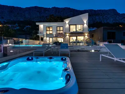 NEU! Seaview Villa Nautique, eine Villa mit 3 Schlafzimmern, einem 32 m2 großen beheizten Privatpool und einem Whirlpool.
