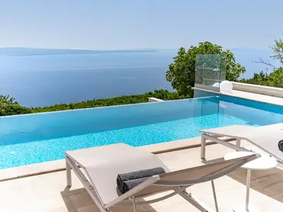 Panoramablick auf das Meer und die Insel, Whirlpool, Infinity-Pool, Tischtennis, Kapazität für 8 Personen.