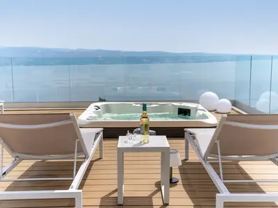 Die Villa Nautique ist ein vollklimatisiertes Anwesen mit 3 Schlafzimmern und einem 32 m2 großen beheizten Privatpool im Freien mit einem chlorfreien System