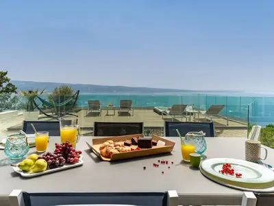 Der richtige Ort, um Komfort zu genießen, mehrere Sitzbereiche im Freien, einen Whirlpool und einen Infinity-Pool mit einem spektakulären Panoramablick auf das Meer und die Inseln