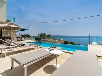 Die Villa bietet zwei Lounge-Ecken, einen überdachten/offenen Essbereich im Freien für 8 Personen mit direktem Zugang zur Küche und einen Gasgrill.