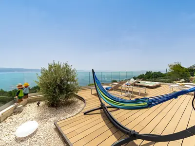 Panoramablick auf das Meer und die Insel, Whirlpool, Infinity-Pool, Tischtennis, Kapazität für 8 Personen.