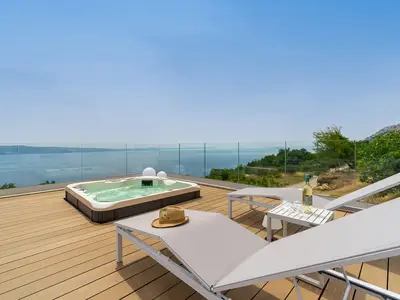 NEU! Seaview Villa Nautique, eine Villa mit 3 Schlafzimmern, einem 32 m2 großen beheizten Privatpool und einem Whirlpool.
