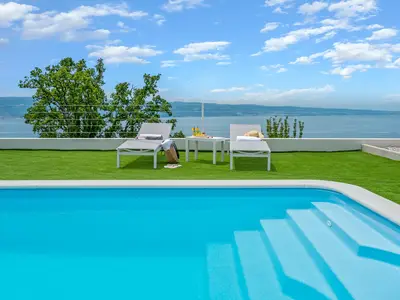 Ein privater Pool von 9 x 3,7 m, eine Sonnenterrasse mit Kunstrasen und 4 Liegestühlen
