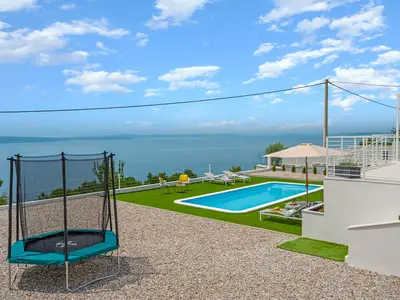 Ein privater 33 m2 großer Swimmingpool, ein komplett eingezäunter Spielplatz für Ihre Kleinsten, ein Trampolin und Tischtennis.
