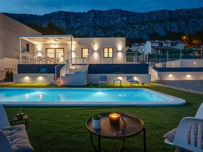Blick auf die Villa La Vita bei Nacht und die natürliche Umgebung.