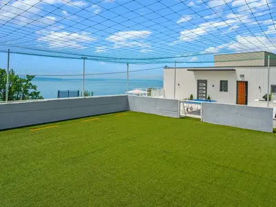 Villa La Vita bietet einen komplett eingezäunten 80 m2 großen Spielplatz mit Kunstrasen und Fußballtoren.