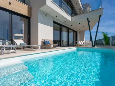 Privater beheizter Pool, 3 Schlafzimmer, 2 Wohnzimmer, ein Fitnessstudio