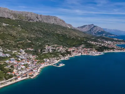 Das Hotel liegt in Jesenice, nur 2 km vom Strand entfernt