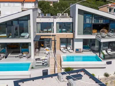 Villa Flower ist eine Doppelhaushälfte mit Villa Sunshine, beide werden separat angeboten