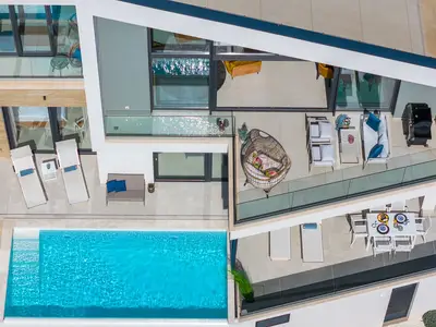 Beheizter Privatpool mit Elektrolyseanlage