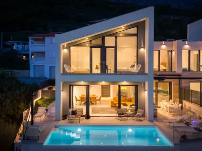 Eine sorgfältig platzierte Beleuchtung rundet das perfekte Erlebnis dalmatinischer Sommerabende