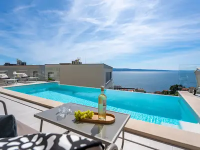 Villa mit drei Schlafzimmern, oberhalb der malerischen Küste gelegen