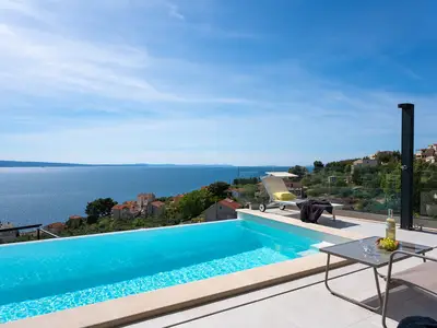 Villa Sunshine mit drei Schlafzimmern, beheiztem Pool, Medienraum und Meerblick