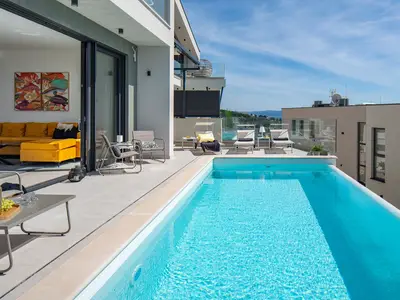 Vom Boden bis zur Decke reichende Glastüren, die sich nahtlos in den Wohnbereich einfügen