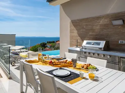 Überdachter Essbereich im Freien mit Grill (Gas)