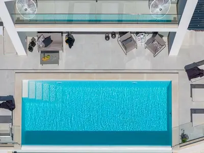 Privater beheizter Pool mit atemberaubendem Blick auf das Meer