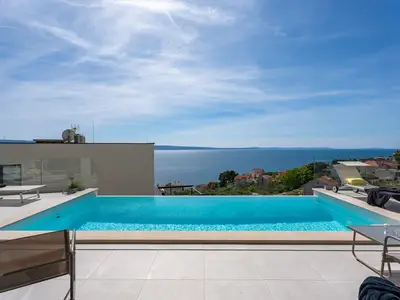 Beheizter, 5 x 2,5 Meter großer privater Pool und eine Sonnenterrasse mit Liegestühlen