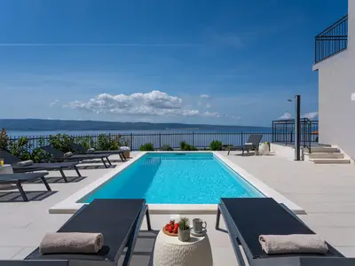 Meerblick-Villa ELZA mit beheiztem Pool, Sommerküche, Fitnessraum und Meerblick