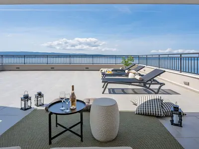 Die Terrasse liegt nur wenige Stufen über der zweiten Etage