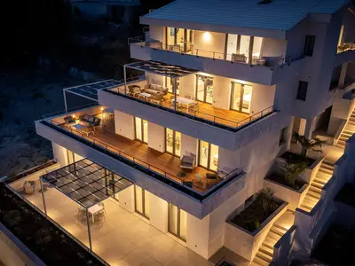 Atemberaubende Luxusvilla mit 11 Schlafzimmern nur 200 Meter vom unberührten Sandstrand entfernt