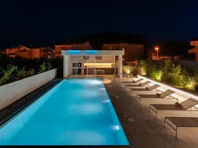 Beheizter Swimmingpool (12,5 x 4,5 m), komplett mit Hydromassage und Salzwasser-Elektrolysesystem