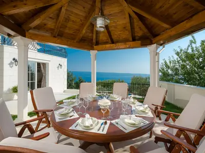 Essbereich im Freien mit Grill, alle auf Wohnzimmer- und Küchenebene (West)