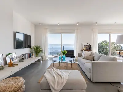 Geräumiger und moderner Wohnbereich, verbunden mit dem Essbereich und dem Ausgang zum Pool