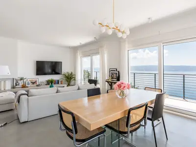 Verbundener Ess- und Wohnbereich und herrlicher Panoramablick auf das Meer